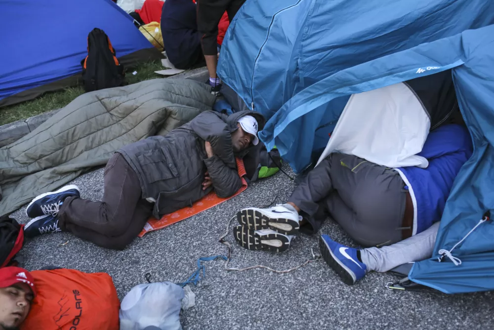 - 19.09.2015 - Slovenija - slovensko-hrva&scaron;ka meja - Obrežje - utrujenost - spanje    - Begunci 2015 - migracije po zahodni balkanski poti - migracijska pot beguncev iz Sirije, Afganistana in Iraka čez Balkan proti zahodni Evropi - evropska begunska kriza - migranti -   ///FOTO: Jaka Gasar