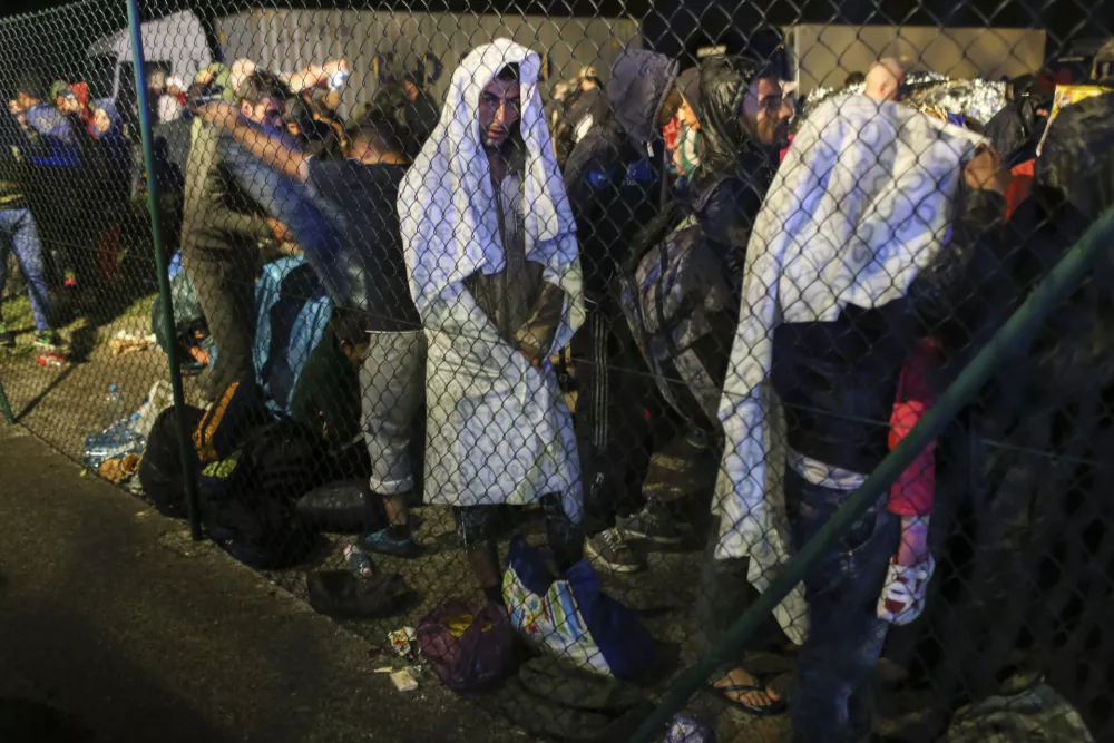 - 19.09.2015 - Slovenija - slovensko-hrva&scaron;ka meja - Obrežje   - Begunci 2015 - migracije po zahodni balkanski poti - migracijska pot beguncev iz Sirije, Afganistana in Iraka čez Balkan proti zahodni Evropi - evropska begunska kriza - migranti -   ///FOTO: Jaka Gasar