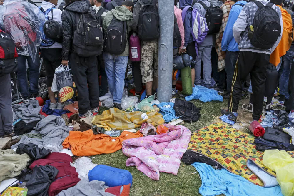 - 19.09.2015 - Slovenija - slovensko-hrva&scaron;ka meja - Obrežje - zapu&scaron;čena prtljaga   - Begunci 2015 - migracije po zahodni balkanski poti - migracijska pot beguncev iz Sirije, Afganistana in Iraka čez Balkan proti zahodni Evropi - evropska begunska kriza - migranti -   ///FOTO: Jaka Gasar