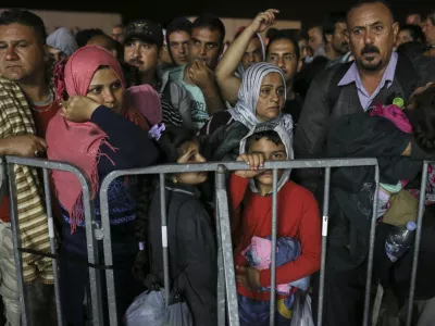 - 19.09.2015 - Slovenija - slovensko-hrva&scaron;ka meja - Obrežje   - Begunci 2015 - migracije po zahodni balkanski poti - migracijska pot beguncev iz Sirije, Afganistana in Iraka čez Balkan proti zahodni Evropi - evropska begunska kriza - migranti -   ///FOTO: Jaka Gasar