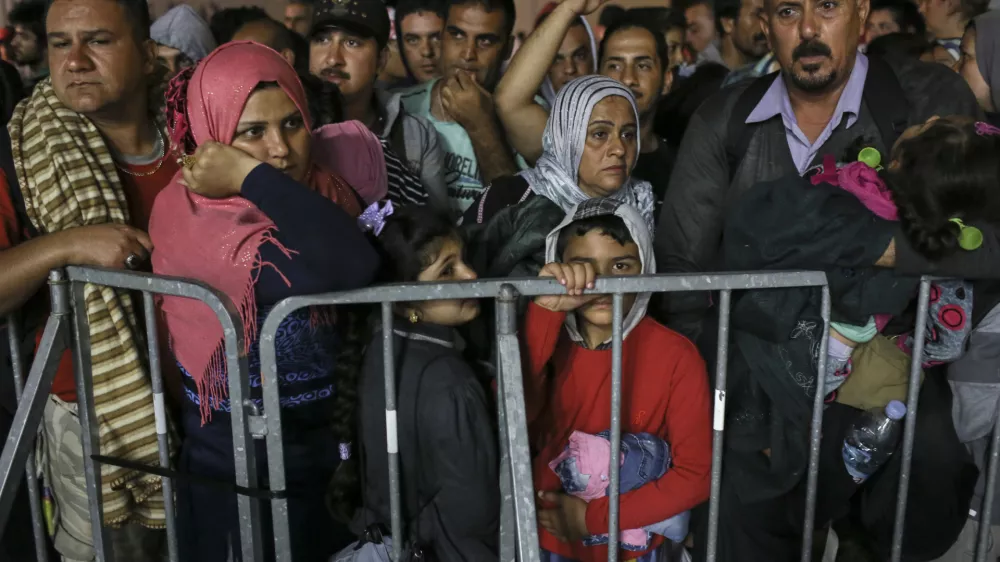 - 19.09.2015 - Slovenija - slovensko-hrva&scaron;ka meja - Obrežje   - Begunci 2015 - migracije po zahodni balkanski poti - migracijska pot beguncev iz Sirije, Afganistana in Iraka čez Balkan proti zahodni Evropi - evropska begunska kriza - migranti -   ///FOTO: Jaka Gasar