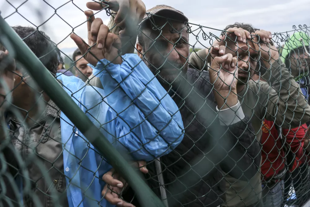 - 19.09.2015 - Slovenija - slovensko-hrva&scaron;ka meja - Obrežje   - Begunci 2015 - migracije po zahodni balkanski poti - migracijska pot beguncev iz Sirije, Afganistana in Iraka čez Balkan proti zahodni Evropi - evropska begunska kriza - migranti -   ///FOTO: Jaka Gasar