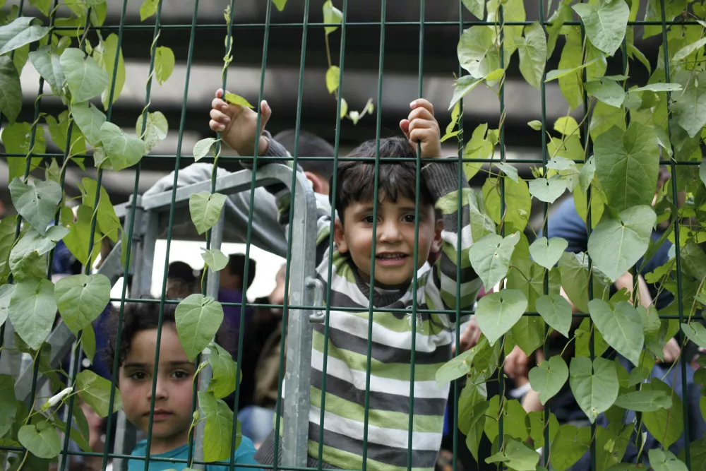 - 18.09.2015 - Slovenija - slovensko-hrva&scaron;ka meja - Policijska postaja Brežice - otroci - otrok   - Begunci 2015 - migracije po zahodni balkanski poti - migracijska pot beguncev iz Sirije, Afganistana in Iraka čez Balkan proti zahodni Evropi - evropska begunska kriza - migranti -   ///FOTO: Luka Cjuha