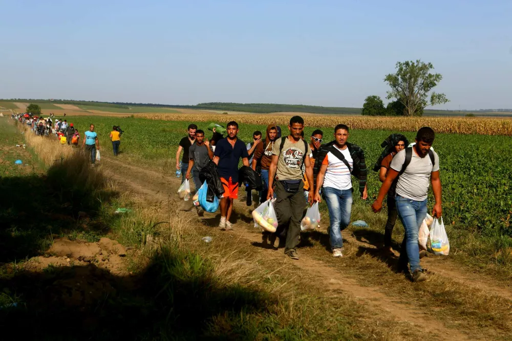 - 18.09.2015 - Hrva&scaron;ka - hrva&scaron;ko-srbska meja - mejni prehod &Scaron;id - begunci se iz Srbije prebijajo proti Hrva&scaron;ki - Begunci 2015 - migracije po zahodni balkanski poti - migracijska pot beguncev iz Sirije, Afganistana in Iraka čez Balkan proti zahodni Evropi - evropska begunska kriza - migranti -//FOTO: Bojan Velikonja