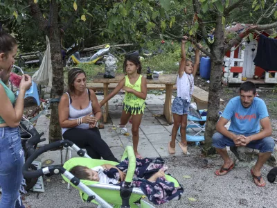 Z novimi romskimi centri do večje vključenosti