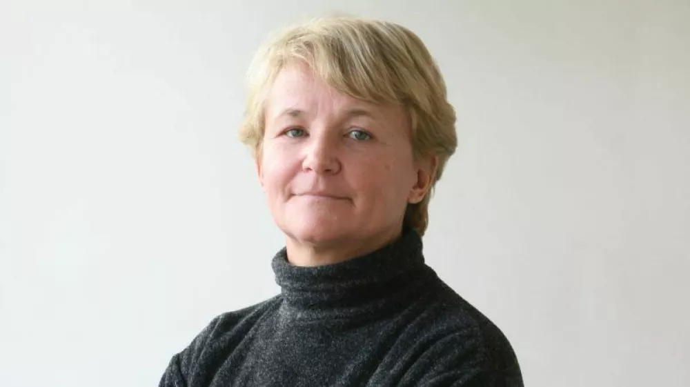 Tatjana Pihlar, komentatorka - notranja - Dnevnik 2016 - portreti za komentarje in kolumne - komentatorji - novinarji - novinarka - //FOTO: Toma Skale