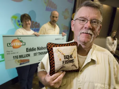 Eden od srečnežev je tudi ameri&scaron;ki voznik tovornjaka Ed Nabors, ki je&nbsp;leta 2007 domov odkorakal z dobrimi 80 milijoni dolarji. Ko so ga vpra&scaron;ali, kak&scaron;ni so njegovi načrti, je odgovoril:&nbsp;&raquo;Veliko bom ribaril.&laquo; Po nakupu hi&scaron;e se je prvotnega načrta tudi držal. / Foto: AP