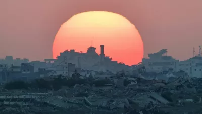 The sun sets over Gaza, as seen from the Israeli side of the border between Gaza and Israel, August 19, 2025. REUTERS/Amir Cohen   TPX IMAGES OF THE DAY