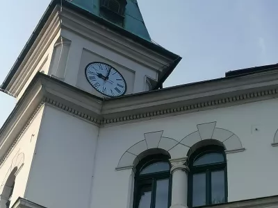 Idrija.Stolpic mestne hise z uro.