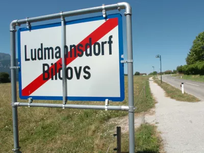 dvojezična tabla - Ludmannsdorf- dvojezično krajevno označevanje - - krajevne table razdelile slovensko manj&scaron;ino -- Avstrijski parlament je zavrnil ustavni zakon o dvojezični topografiji na Koro&scaron;kem , //FOTO: Tomaž SkaleOPOMBA: ZA OBJAVO V ČASOPISU DNEVNIK