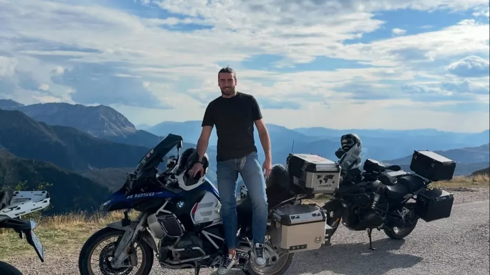 &Scaron;ime Elez je z motorjem prečkal &scaron;est držav: Srbijo, Bosno in Hercegovino, Makedonijo, Grčijo, Albanijo in Črno Goro. F instagram &Scaron;imeta Eleza