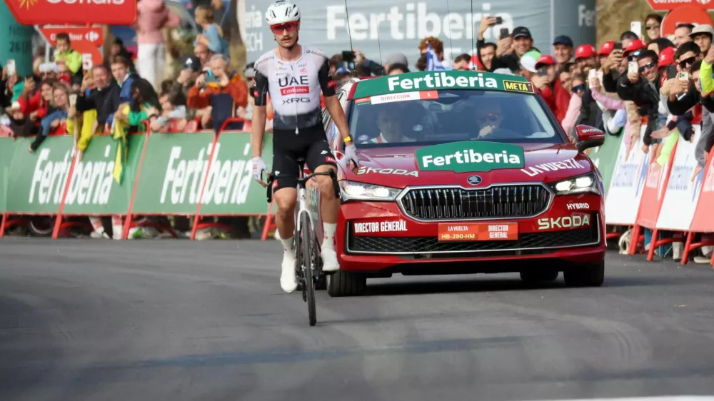 Cycling - Vuelta a Espana - Stage 6 - Olot to Pal - Olot, Andorra - August 28, 2025 UAE Team Emirates' Jay Vine before crossing the line to win stage 6 REUTERS/Bruna Casas