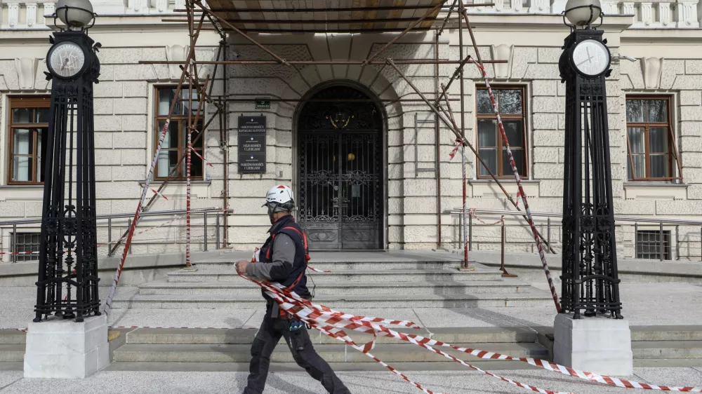 - 19.11.2021 simbolična fotografija - sodi&scaron;če - vi&scaron;je - okrožno Tavčarjeva 9//FOTO: Luka Cjuha.