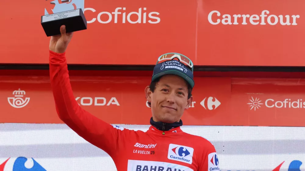 Cycling - Vuelta a Espana - Stage 6 - Olot to Pal - Olot, Andorra - August 28, 2025 Bahrain Victorious' Torstein Traeen celebrates on the podium with a trophy and the red jersey after stage 6 REUTERS/Bruna Casas
