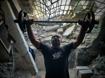 KHAN YUNIS, GAZA - JULY 21: A Palestinian man weightlifts in a gym, which has been damaged due to Israeli attacks, as Palestinian people try to exercise with limited opportunities of bodybuilding equipment in Khan Yunis, Gaza on July 21, 2024. Hani Alshaer / Anadolu,Image: 891889870, License: Rights-managed, Restrictions:, Model Release: no