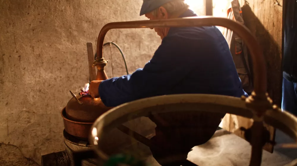 Alojz Urbanija, Vače pri Litiji  - žganjekuha - kuhanje žganja - pridobivanje alkoholnih pijač z destilacijo alkoholno prevretih rastlinskih pridelkov, žganje ///FOTO: Luka Cjuha OPOMBA: ZA OBJAVO V PRILOGI &ndash; DNEVNIKOV OBJEKTIV - REPORTAŽA 2011