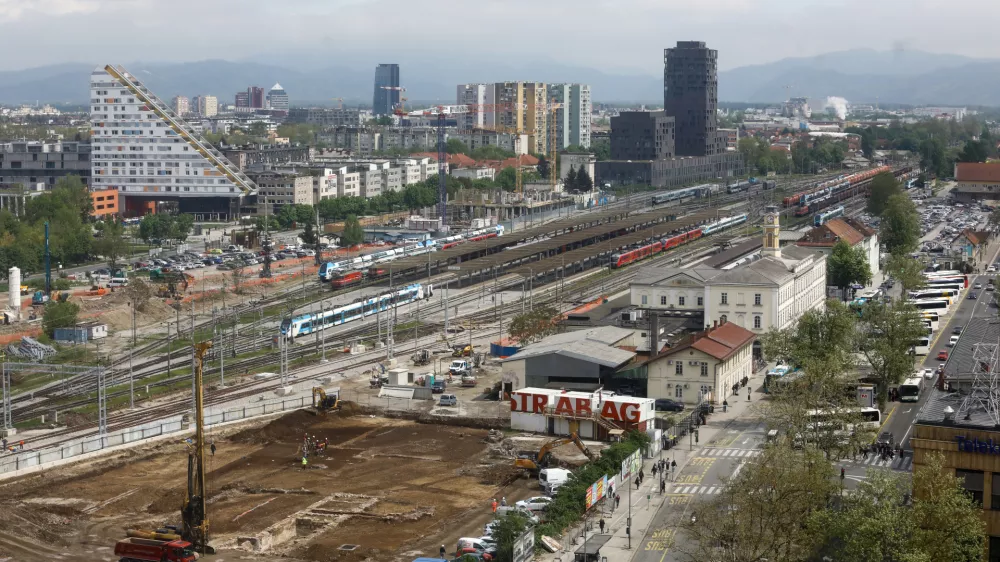 17.04.2024 - gradbi&scaron;če zasebnega projekta Emonika City - potni&scaron;ki center Ljubljana - železni&scaron;ka postaja - avtobusna postajaFOTO: Luka Cjuha