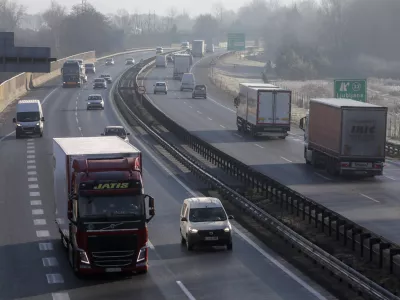 - 15.01.2021 &ndash; Primorska avtocesta &ndash; novi prometni zakon za tovornjake - prepoved prehitevanja za tovorna vozila med 6. in 18. uro na avtocesti A1 med &Scaron;entiljem in Koprom &ndash; tovornjaki &ndash; tovornjakarji //FOTO: Jaka Gasar