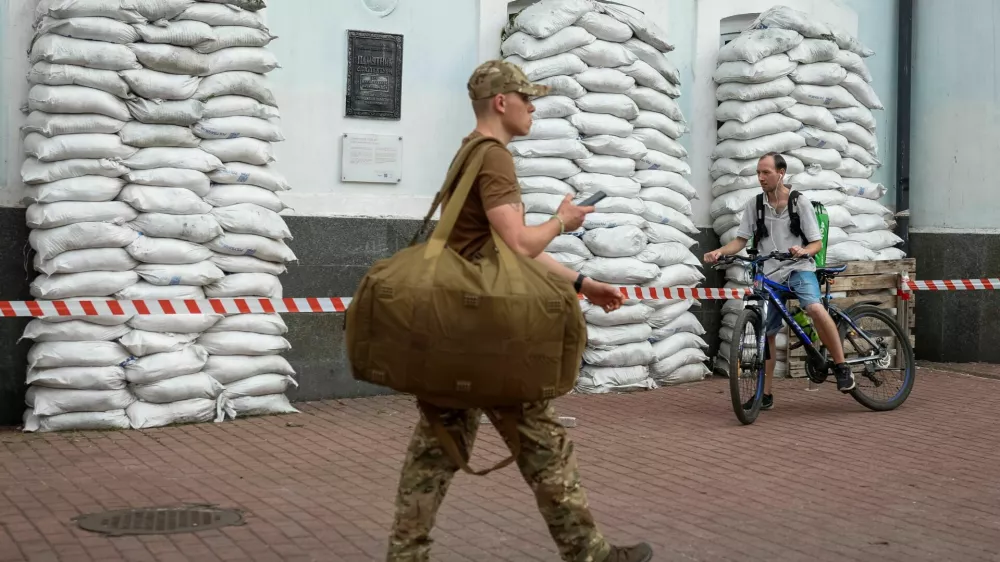 A Ukrainian serviceman walks, amid Russia's attack on Ukraine, in Kyiv, Ukraine, August 21, 2025. REUTERS/Alina Smutko