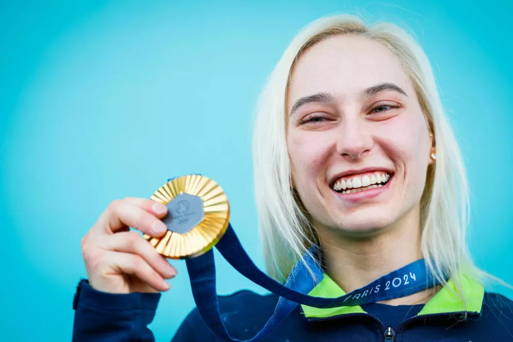 Francija, Pariz.Poletne olimpijske igre 2024 v Parizu.Finalna preizkusnja v tezavnostnem plezanju za zenske.Slovenska plezalka Janja Garnbret z zlato olimpijsko medaljo.