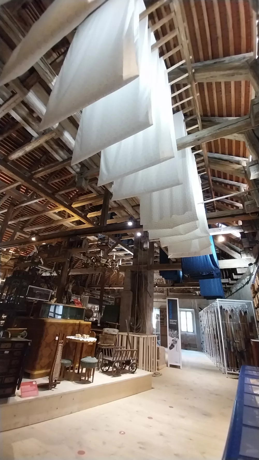 Trži&scaron;ka zgodovina med tramovi Pollakove kajže