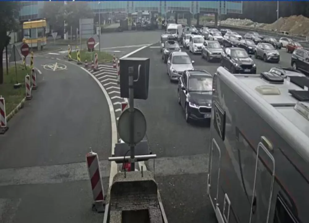 Pogled s kamere na cestninski postaji Hru&scaron;ica ob 9.40 uri.