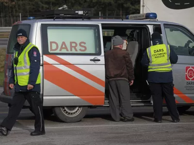 - nadzorniki DARS - 5.12.2013 - Avtocestno počivali&scaron;če Voklo - gorenjska avtocesta - preusmeritev prometa skozi počivali&scaron;če - kontrola cestnega prometa v kateri so sodelovali policisti, cariniki in cestninski nadzorniki DARS //FOTO: Luka Cjuha