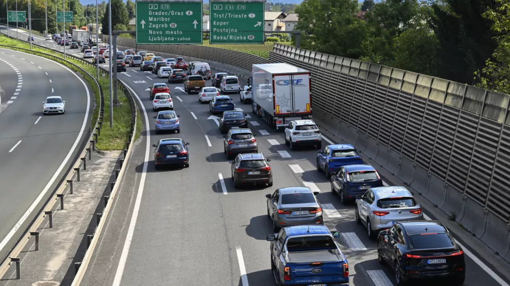 Gneča - simbolična fotografijaDARSavtocestacestazastojiprometrazcep Kozarjesmer Brezovicazastojgneča na cestah22.08.2025 - Gneča na avtocesti pri razcepu KozarjeFoto: Nik Erik Neubauer 