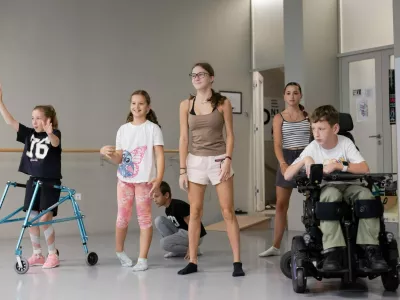 Pre&scaron;erno razpoloženje in trdo delo na plesnih vajah, ki potekajo vsak dan v dvorani KGBL. F Darja &Scaron;travs Tisu