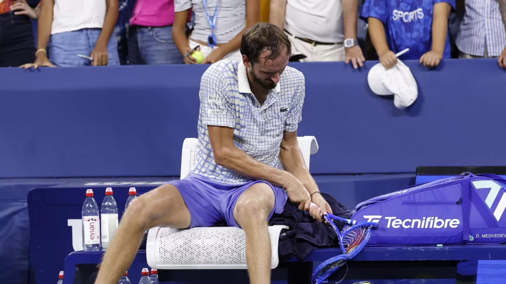 Tennis - U.S. Open - Flushing Meadows, New York, United States - August 25, 2025 Russia's Daniil Medvedev breaks his racquet during his first round match against France's Benjamin Bonzi REUTERS/Eduardo Munoz