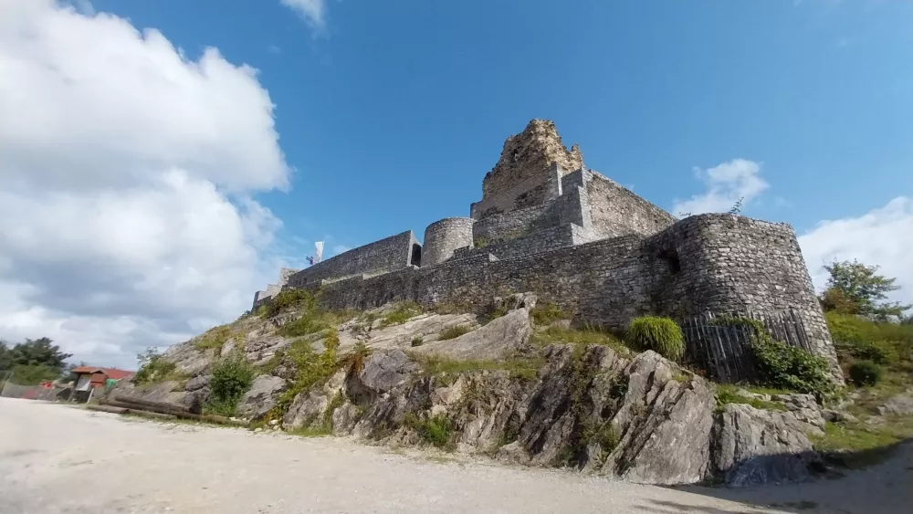 Koče v okolici Ljubljane: V objemu grajskih legend in domačih okusov