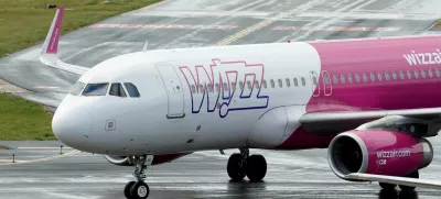 FILE PHOTO: A Wizz Air Airbus A320 at Luton Airport, Luton, Britain, May 1, 2020. REUTERS/Andrew Boyers/File Photo/File Photo