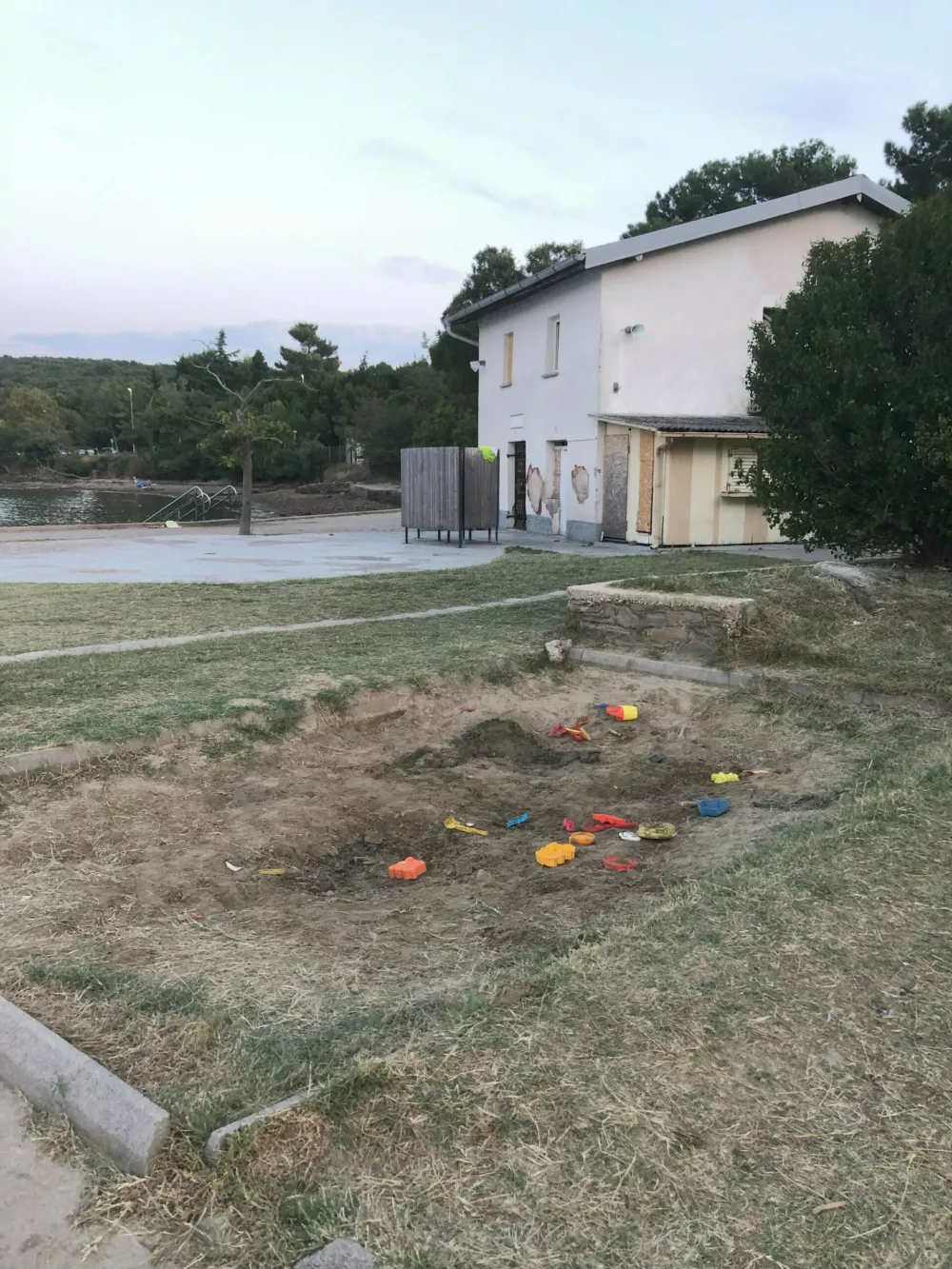 Debeli rtič: policijska plaža že leta zapu&scaron;čena in neprivlačna, zdaj so na&scaron;li re&scaron;itev