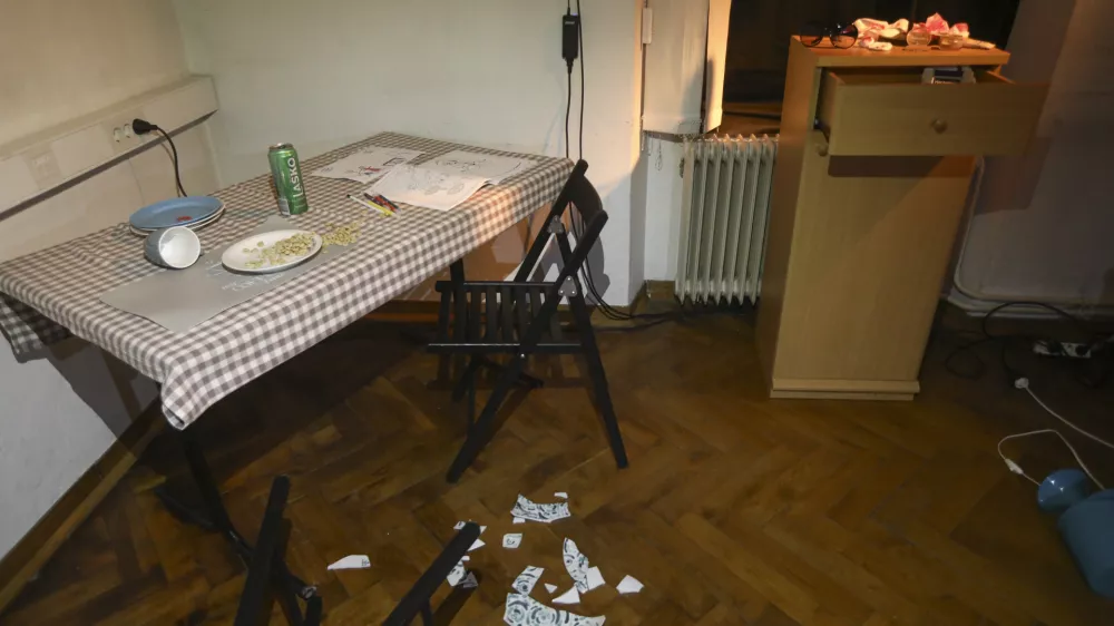 - simbolična fotografija &ndash; nasilje nad ženskami- 24.10.2023 - Hi&scaron;a strahov - ozave&scaron;čanje o nasilju nad ženskami, Rimska ulica 3 v Ljubljani //FOTO: Luka Cjuha