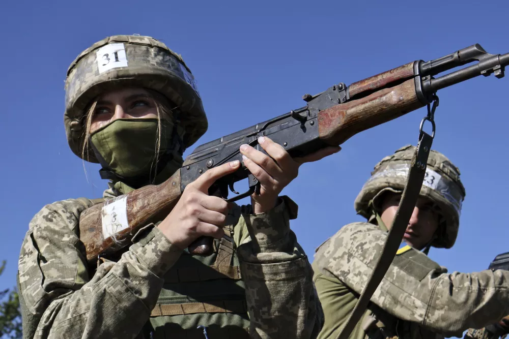 In this photo provided by Ukraine's 65th Mechanized Brigade press service, recruits practice military skills on a training ground in a sunflower field in the Zaporizhzhia region, Ukraine, Monday, Aug. 25, 2025, (Andriy Andriyenko/Ukraine's 65th Mechanized Brigade via AP) / Foto: Andriy Andriyenko