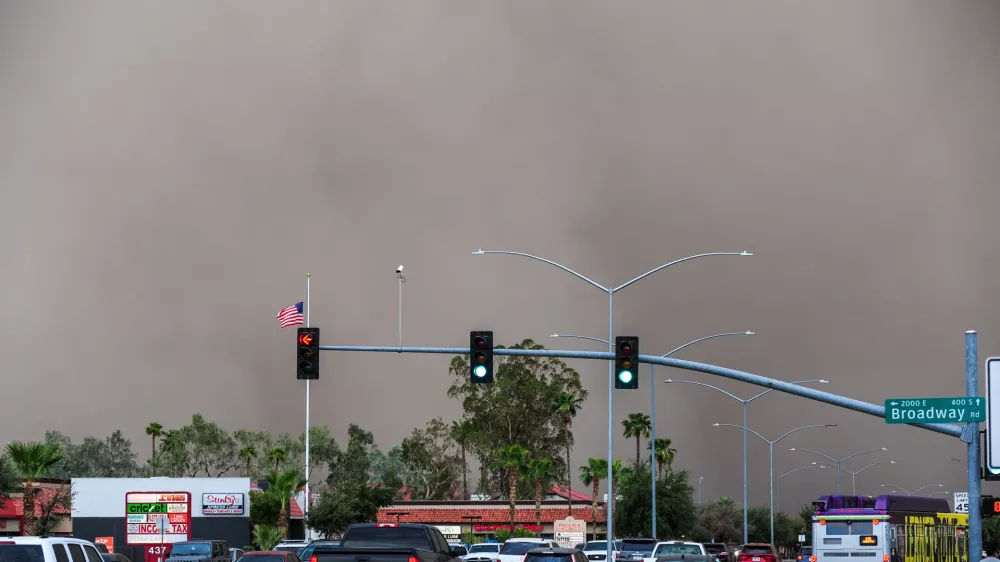 25 August 2025, US, Mesa: Vehicles move through heavy dust and low visibility during a monsoon storm in the Phoenix metropolitan area in Mesa. The National Weather Service said the storm brought strong winds, thunderstorms and low visibility. Photo: Eduardo Barraza/ZUMA Press Wire/dpa