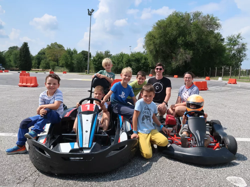 Karting je zaradi visokih hitrosti &scaron;e posebe priljubljen. / Foto: Nata&scaron;a Bucik Ozebek