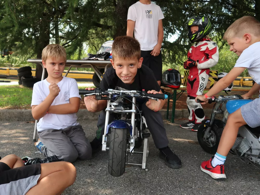 Črt Stupar je bil navdu&scaron;en nad zvoki, ki so jih spu&scaron;čali miniaturni motorji, in čeprav mu je bilo v motoristični obleki vroče, je vedel, zakaj je neizbežna. / Foto: Nata&scaron;a Bucik Ozebek