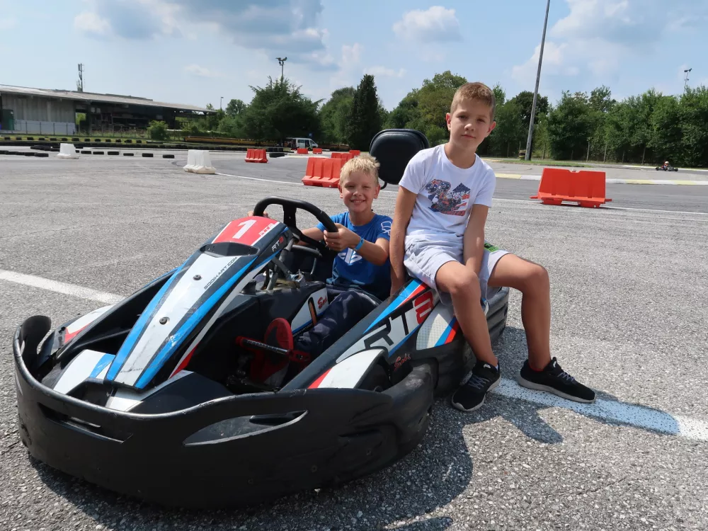 Enej &Scaron;kof in Matej Knez sta priznala, da je potrebno med vožnjo kar po&scaron;teno razmi&scaron;ljati, da uskladita glavo, roke, noge s progo in vozilom. / Foto: Nata&scaron;a Bucik Ozebek