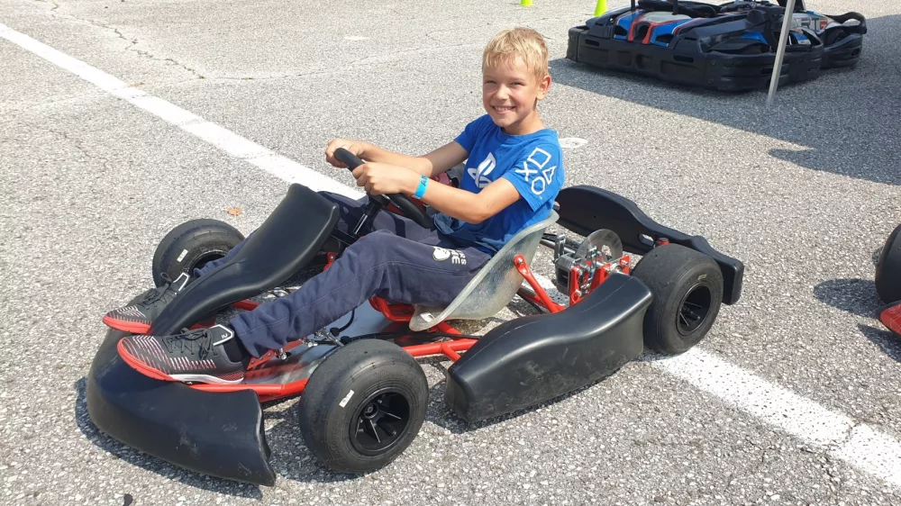 Moto&scaron;portni dan je namenjen otrokom, starim med pet in osem let oziroma visokim do 130 centimetrov, saj se večji ne bi mogli usesti v gokart, namenjen tej ciljni skupini. / Foto: Amzs