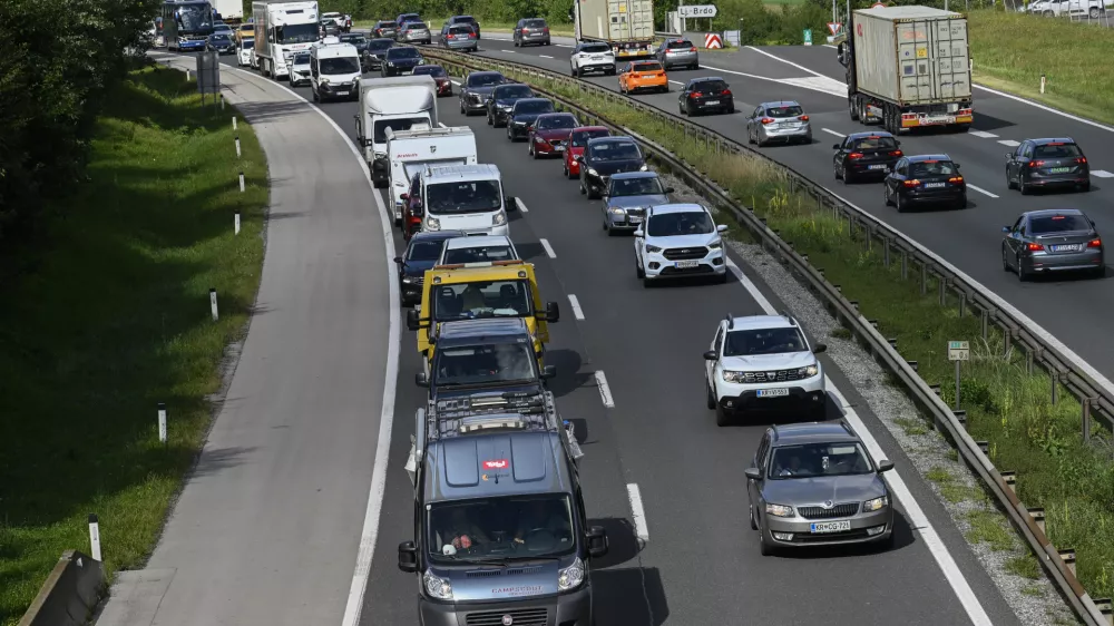 Gneča - simbolična fotografijaDARSavtocestacestazastojiprometrazcep Kozarjesmer Brezovicazastojgneča na cestah22.08.2025 - Gneča na avtocesti pri razcepu KozarjeFoto: Nik Erik Neubauer 