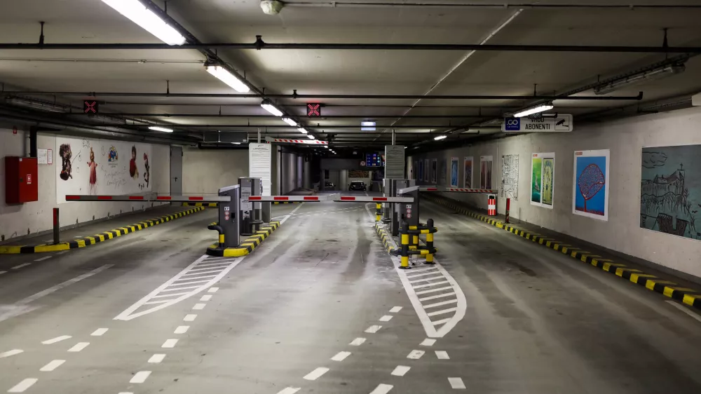 - 12.01.2021 - Parkirna hi&scaron;a PH Kongresni trg &ndash; garažna hi&scaron;a je opremljena z avtomatskimi vhodno-izhodnim sistemi, avtomatskimi blagajnami in video nadzornim sistemom - //FOTO: Bojan Velikonja