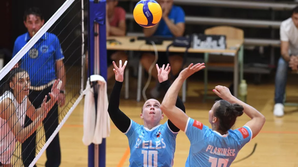 Slovenske odbojkarice (levo Sara Najdič, desno Sa&scaron;a Planin&scaron;ec) danes čaka dvoboj s Poljsko.