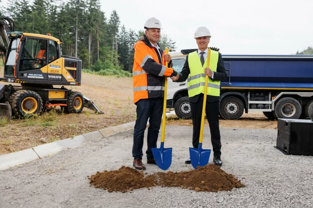 Nedavno se je začela gradnja najzahtevnej&scaron;ega sklopa, to je sklopa E (Velunja). Na fotografiji Andrej Ribič, predsednik uprave Darsa in premier Robert Golob.