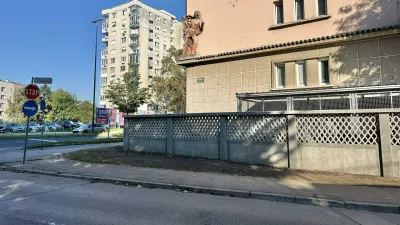 Prenova za&scaron;čitenega zidu Galetovega bloka razburila nekatere stanovalce