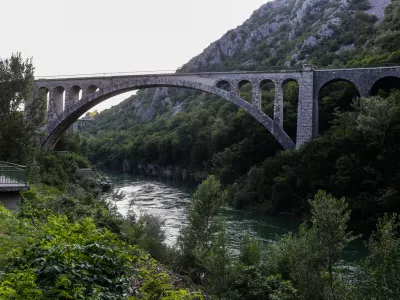 - 24.07.2019 - Solkanski most (solkanski viadukt) - 219,70 m dolg kamniti železni&scaron;ki ločni most čez Sočo pri Solkanu //FOTO: Bojan VelikonjaOPOMBA: Reportaža za objektiv &ndash; mostovi