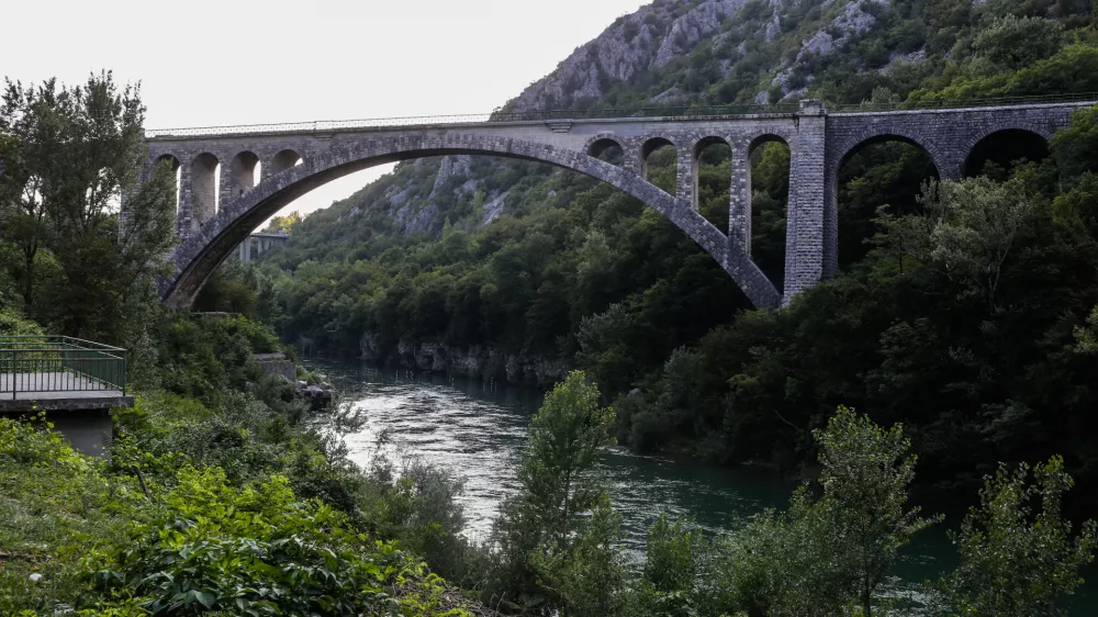 - 24.07.2019 - Solkanski most (solkanski viadukt) - 219,70 m dolg kamniti železni&scaron;ki ločni most čez Sočo pri Solkanu //FOTO: Bojan VelikonjaOPOMBA: Reportaža za objektiv &ndash; mostovi