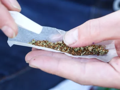 Zvijanje jointa, marihuana, kajenje marihuane, indijska konoplja- 22.04.2015 - Marihuana mar&scaron; 2015 - tradicionalni shod proti prohibiciji konoplje in za liberalizacijo zakonskega področja prepovedanih drog v organizaciji &Scaron;tudentske organizacije Univerze v Ljubljani;  //FOTO: Bojan Velikonja