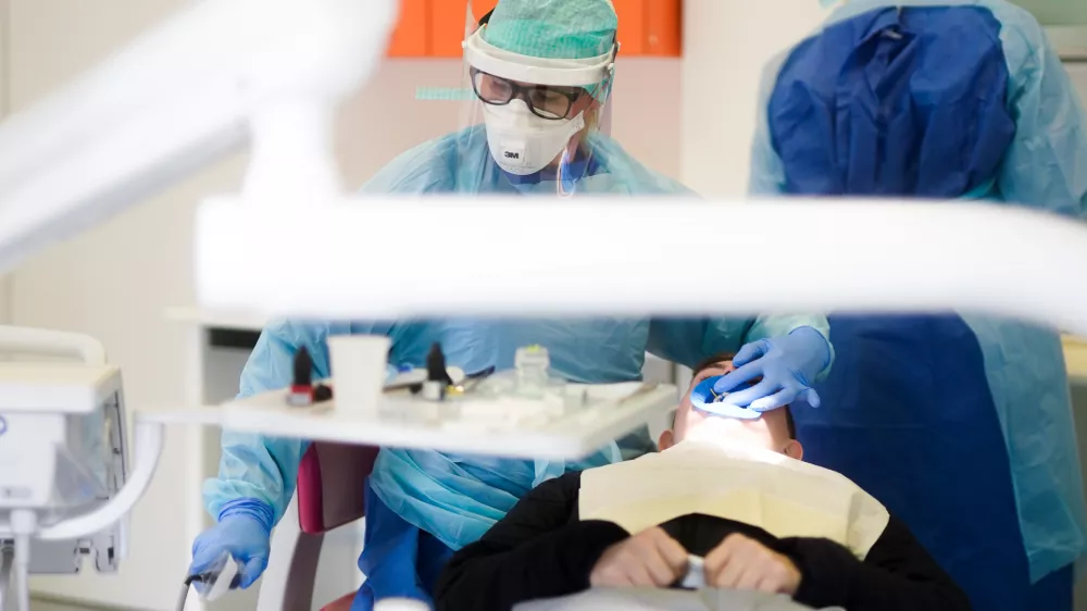 Ljubljana, Stomatoloska klinika.Delo v zobozdravstveni ambulanti v casu epidemije novega koronavirusa.