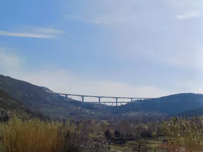 Osp.Pogled na avtocestni viadukt Crni kal in na nizji zelezniski viadukt za drugi tir.Foto: STA